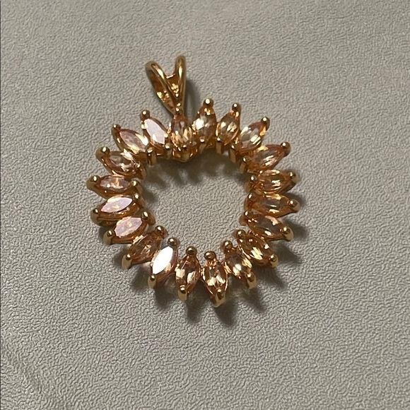 925 Jewelry - Elegant Sterling silver 925 gold toned Gemstone Heart Pendant Preowned